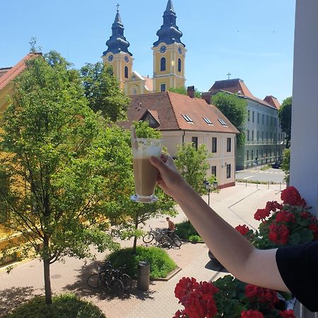 Anna Gyoengye Apartman Debrecen Esterno foto