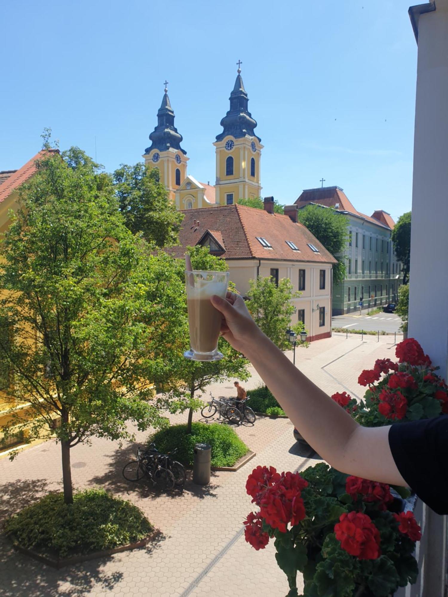 Anna Gyoengye Apartman Debrecen Esterno foto